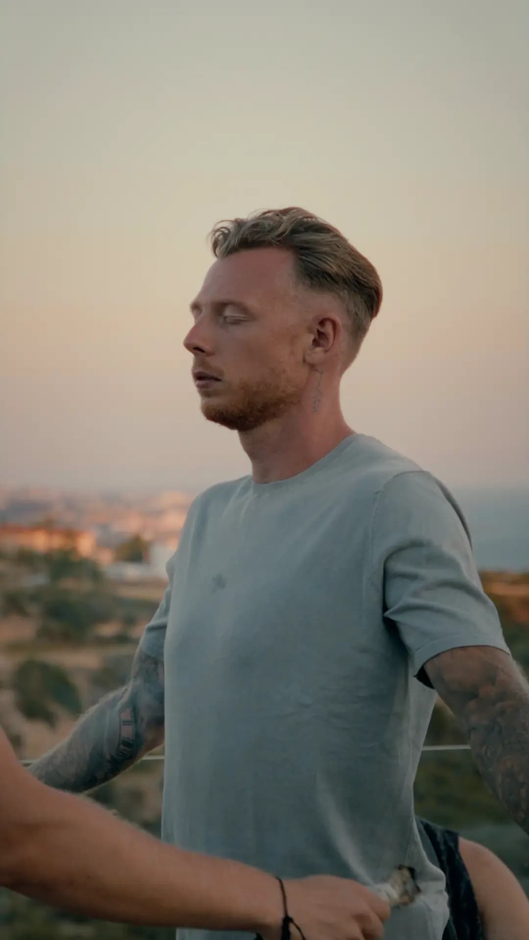 Porträt von Tom Bokenröger im Abendlicht